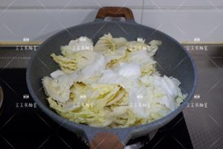 加入白菜，翻炒至见软