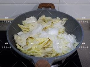 加入白菜，翻炒至见软