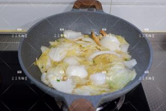 倒入少许清水，煮开后转小火将白菜炖软