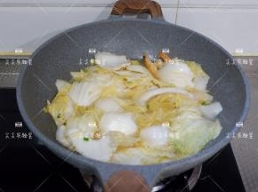 倒入少许清水，煮开后转小火将白菜炖软