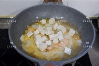 白菜快要炖好的时候加入豆腐，轻轻拌匀继续炖10分钟
