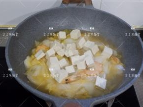 白菜快要炖好的时候加入豆腐，轻轻拌匀继续炖10分钟
