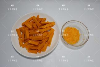 南瓜去皮去籽洗净，切成小条。咸蛋黄压碎。