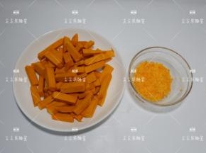 南瓜去皮去籽洗净，切成小条。咸蛋黄压碎。