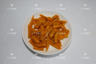 将南瓜放入微波炉，叮3分钟左右，南瓜断生即可。