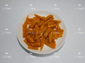 将南瓜放入微波炉，叮3分钟左右，南瓜断生即可。