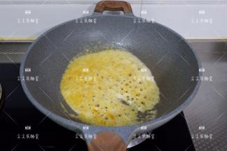 翻炒出泡沫，如图