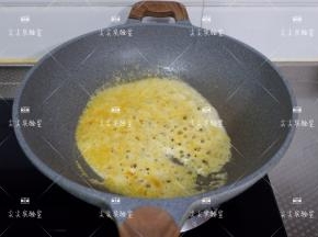 翻炒出泡沫，如图