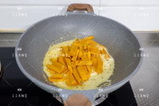 加入南瓜，翻炒至南瓜被蛋黄均匀的包裹住