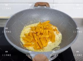 加入南瓜，翻炒至南瓜被蛋黄均匀的包裹住