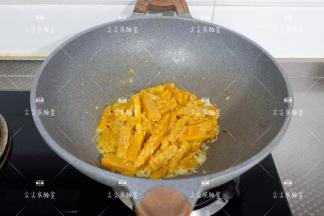 最后根据个人口味加适量盐翻炒均匀，出锅装盘撒香葱花装饰即可