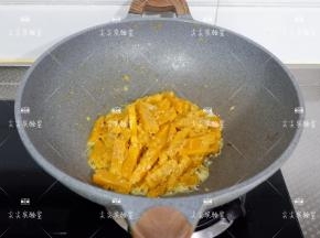 最后根据个人口味加适量盐翻炒均匀，出锅装盘撒香葱花装饰即可