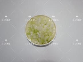 冬瓜去皮去籽洗净，切成小粒。