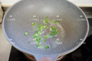 起锅热油，加入葱花炒出香味