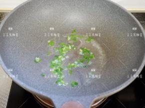 起锅热油，加入葱花炒出香味