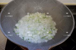 将冬瓜翻炒至见软出水。