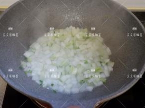 将冬瓜翻炒至见软出水。