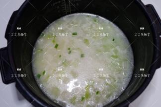 炒好的冬瓜倒入大米锅中，加入与大米齐平的水拌匀，按照常规煮饭程序煮好即可