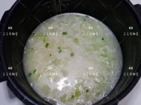 炒好的冬瓜倒入大米锅中，加入与大米齐平的水拌匀，按照常规煮饭程序煮好即可