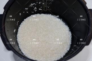 大米淘洗干净备用