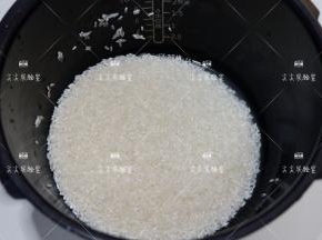 大米淘洗干净备用