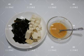 豆腐切小块，海带洗净切小片，味增加入少许水调匀