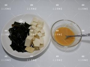 豆腐切小块，海带洗净切小片，味增加入少许水调匀
