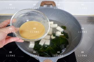 倒入调好的味增拌匀