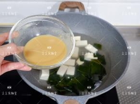 倒入调好的味增拌匀