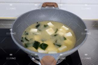 大火煮开后，将所有食材煮至你喜欢的软烂度