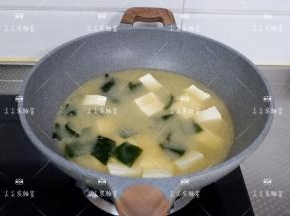 大火煮开后，将所有食材煮至你喜欢的软烂度