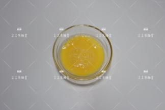 鸡蛋打散成蛋液