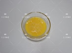 鸡蛋打散成蛋液