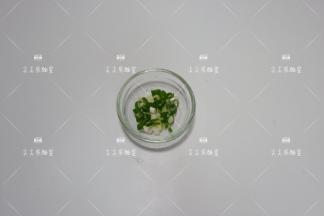 葱切葱花（留一点出锅撒表面）