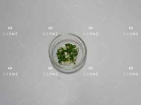 葱切葱花（留一点出锅撒表面）