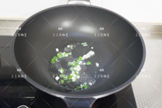 起锅热油，爆香葱花