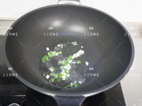 起锅热油，爆香葱花