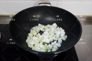 加入冬瓜丁和一点盐，翻炒至见软