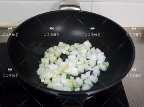 加入冬瓜丁和一点盐，翻炒至见软