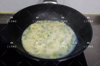 开盖倒入蛋液，将蛋液煮至凝固