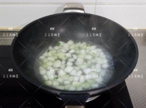倒入清水，煮开后转小火将冬瓜煮熟
