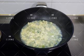 加少许盐调味拌匀，出锅装完撒上剩余葱花即可