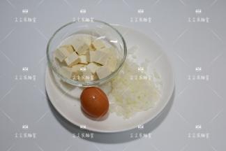 豆腐切小块，洋葱切碎末