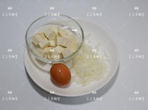 豆腐切小块，洋葱切碎末