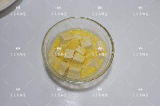 鸡蛋加一点盐打散，然后加入豆腐拌匀