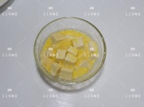 鸡蛋加一点盐打散，然后加入豆腐拌匀