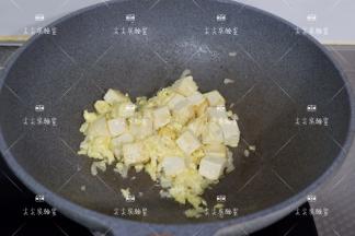 最后尝下咸淡，味不够在加少许盐炒匀即可