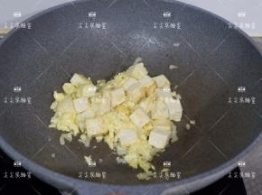 最后尝下咸淡，味不够在加少许盐炒匀即可