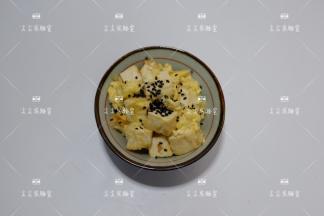 装碗撒芝麻就完成了~