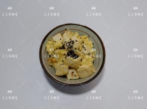 装碗撒芝麻就完成了~